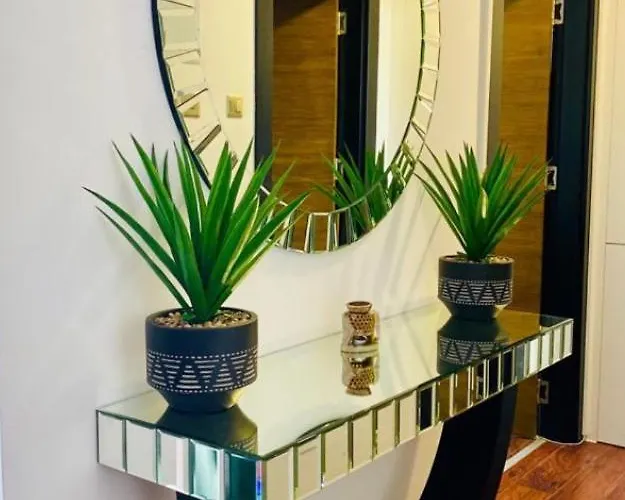 Classy Escape Residence, Private Allocated Parking, Kyrenia City, Walkable To The Old Harbour, 5 Minutes To Grand Pasha Casino -super Fast Wifi アパート キレニア