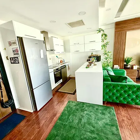 Classy Escape Residence, Private Allocated Parking, Kyrenia City, Walkable To The Old Harbour, 5 Minutes To Grand Pasha Casino -super Fast Wifi * Kyrenia (Northern Cyprus)