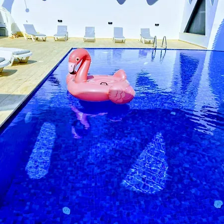 Classy Escape Residence, Private Allocated Parking, Kyrenia City, Walkable To The Old Harbour, 5 Minutes To Grand Pasha Casino -super Fast Wifi