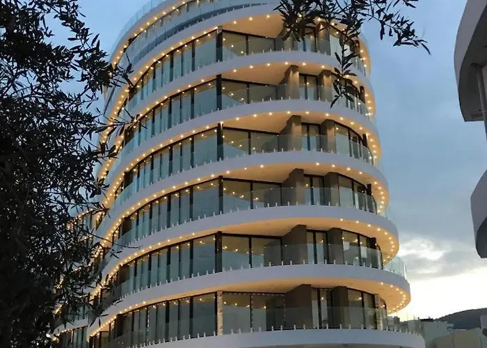 Classy Escape Residence, Private Allocated Parking, Kyrenia City, Walkable To The Old Harbour, 5 Minutes To Grand Pasha Casino -super Fast Wifi *